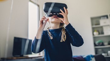 girl_using_vr_headset.jpg